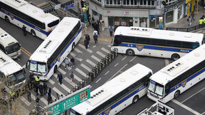 경찰, 헌재 주변 150ｍ '진공상태화' 완료&hellip;차벽 요새화