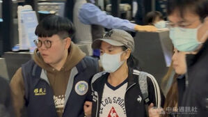 강제 추방된 중국인 왕훙 샤오웨이(모자 착용)(사진=타이완 중앙통신사 캡처, 연합뉴스)