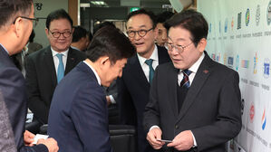 소상공인 만난 이재명 "정치 때문에 경제 나빠져 책임감"