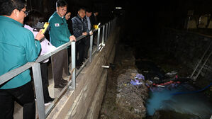 안산천에 수성페인트 20ℓ 유출&hellip;추적해보니 가정집에서 버려