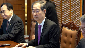 한 대행, 긴급전략회의&hellip;"정부의 모든 역량 쏟아부어야"