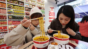 12일 서울 마포구 CU 홍대상상점에서 외국인 관광객들이 라면을 먹고 있다.(사진=연합뉴스)