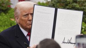 도널드 트럼프 대통령이 지난 2일 새로운 관세를 발표하는 행사에서 서명된 행정명령을 들고 있다.(사진=AP, 연합뉴스)