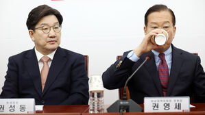 국민의힘 권영세 비상대책위원장과 권성동 원내대표가 3일 서울 여의도 국회에서 열린 비상대책위원회의에서 발언을 듣고 있다.(사진=연합뉴스)