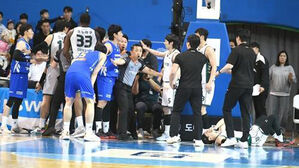 30일 경기에서 신경전 펼치는 삼성과 DB 선수들(사진=KBL 제공, 연합뉴스)