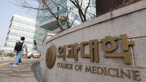 의료계 실력행사에 결국 '퇴각'&hellip;내후년부턴 추계위서 정원 논의