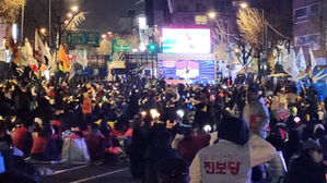 "내일 선고까지 뜬눈으로"&hellip;도심 곳곳 탄핵찬반 밤샘 집회