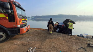 화성 저수지에 3살 아들 태운 30대 여성 차량 빠져&hellip;모두 구조