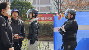 '선고 임박' 헌재 인근엔&hellip;방독면 시위대에 저주 인형까지