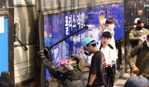 윤 파면 선고에 경찰버스 부순 30대&hellip;검찰, 징역 3년 구형