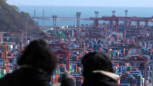 3일 오후 부산항 부두에 컨테이너가 쌓여 있다.(사진=연합뉴스)