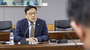 긴급 간부회의서 발언하는 김병환 금융위원장(사진=금융위원회 제공, 연합뉴스)