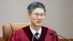 문형배 헌법재판소장 권한대행이 4일 서울 종로구 헌법재판소 대심판정에서 윤석열 대통령 탄핵심판 인용 결정문을 낭독하고 있다(사진=사진공동취재단, 연합뉴스)