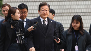 더불어민주당 이재명 대표가 1일 서울 서초구 서울중앙지법에서 열린 '대장동&middot;위례&middot;백현동&middot;성남FC 사건' 1심 공판에 출석하고 있다.(사진=연합뉴스)