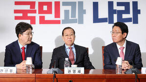 비대위원회의 참석한 권영세 비대위원장과 권성동 원내대표(사진=연합뉴스)