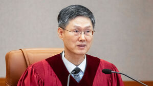 문형배 헌법재판소장 권한대행이 4일 서울 종로구 헌법재판소 대심판정에서 윤석열 대통령 탄핵심판 인용 결정문을 낭독하고 있다. (사진=사진공동취재단, 연합뉴스)