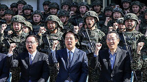 왼쪽부터 우자오셰 타이완 국가안전회의(NSC) 비서장과 라이칭더(賴淸德) 총통(사진=AFP, 연합뉴스)