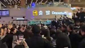 가뜩이나 붐비는 공항&hellip;연예인과 승객 충돌