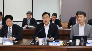 금융위, 5대 금융지주에 "미 관세 영향 기업 적시 자금 지원" 당부