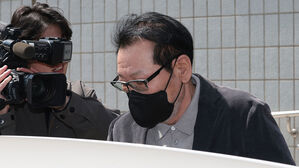 '건진법사' 윤 파면 질문하자 "일반인한테 묻지 말라&hellip;국민 다 안타까워"