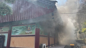 불이 난 사찰(사진=산림청 제공, 연합뉴스)