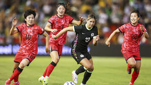 호주 선수를 쫓는 여자축구대표팀 선수들(사진=AP, 연합뉴스)