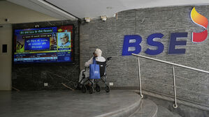 7일 인도 뭄바이의 봄베이 증권거래소(BSE) 건물 밖에서 한 남성이 휠체어에 앉아 라이브 스크린을 시청하고 있다.(사진=AP, 연합뉴스)