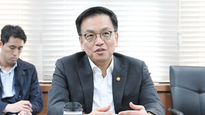 최상목 "미 관세 낮추기 위해 지속 협의&hellip;업종별 대책 속도"
