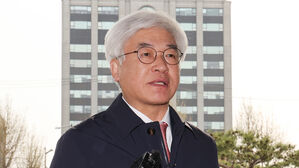 마은혁 헌법재판관 취임&hellip;"걱정 않도록 오로지 헌법만"