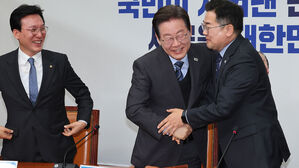 이재명 대선출마 공식화&hellip;"위대한 대한민국 향한 길 국민과 걷겠다"