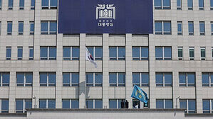 대통령 상징 '봉황기' 29일 0시 용산서 내리고 청와대에 걸린다