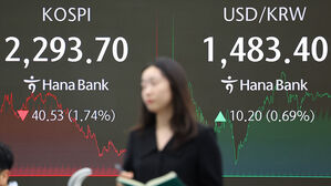 미국 관세발효에 금융시장 또 출렁&hellip;한국 경제, 수출&middot;내수 동반 위기