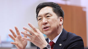 윤 자택 클러치백…김기현 "아내가 예의 차원에서 김건희에 선물"