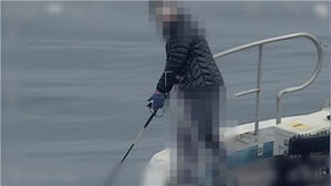 "딱 걸렸어, 하늘에서 지켜봅니다&hellip;구명조끼 착용하세요"