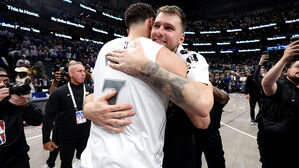 9일 레이커스의 루카 돈치치(77번)가 댈러스 매버릭스의 드와이트 파월(7번)을 포옹하고 있다.(사진=AP, 연합뉴스)