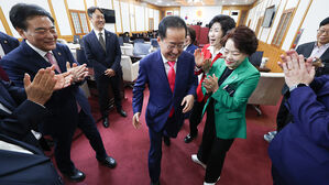 홍준표 대구시장이 10일 대구시의회에서 퇴임 인사를 한 후 시의원들의 박수를 받으며 이동하고 있다.(사진=연합뉴스)