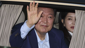 지지자들 향해 인사하는 윤 전 대통령과 김건희 여사(사진=공동취재, 연합뉴스)