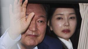 서초동 사저로 향하는 윤 전 대통령 부부(사진=공동취재, 연합뉴스)