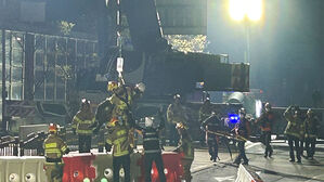 12일 오전 4시 27분께 경기도 광명시 일직동 신안산선 지하터널 붕괴 사고 현장에서 고립됐던 20대 굴착기 기사가 사고 발생 13시간여만에 구조되고 있다. (사진=경기도소방재난본부 제공, 연합뉴스)