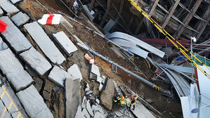 11일 경기도 광명시 일직동 신안산선 공사 붕괴 사고 현장에서 소방관들이 분주하게 움직이고 있다.