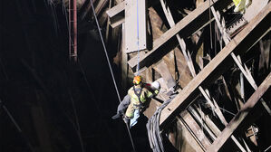 12일 오전 4시 27분께 경기도 광명시 일직동 신안산선 지하터널 붕괴 사고 현장에서 고립됐던 20대 굴착기 기사가 사고 발생 13시간여만에 구조되고 있다. (사진=경기도소방재난본부 제공, 연합뉴스)