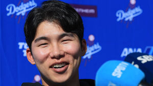 미국프로야구 메이저리그(MLB) 첫 시즌을 준비하는 로스앤젤레스 다저스 김혜성이 17일(현지시간) 다저스 스프링캠프가 열리고 있는 미국 애리조나주 글렌데일 캐멀백 랜치에서 훈련을 마친 뒤 한국 취재진과 인터뷰하고 있다.