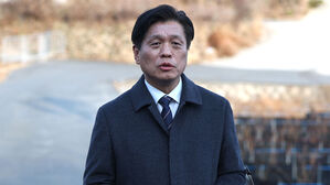 더불어민주당 조승래 수석대변인이 지난 1월 30일 오후 경남 양산시 하북면 평산마을에서 이재명 대표의 문재인 전 대통령 예방 결과를 브리핑하고 있다.