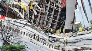 붕괴 사고가 발생한 경기도 광명시 신안산선 지하터널 공사 현장에서 12일 구조대원들이 실종자를 수색하고 있다.
