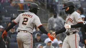 13일 경기에서 동료 선수와 손바닥을 마주치는 이정후(오른쪽) (사진=AP, 연합뉴스)