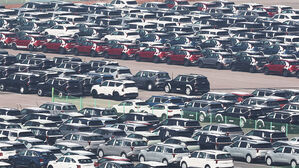 8일 경기도 평택항에 수출용 자동차가 세워져 있다.