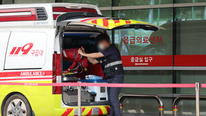 서울 시내 한 대학병원 응급의료센터로 환자를 이송한 구급대원이 구급차를 정리하고 있다.