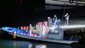 지난해 4월 전북 부안군 위도면 해상에서 해경이 불법 포획 어선을 단속하는 모습. (사진=부안해경 제공, 연합뉴스)