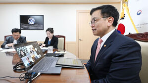 최상목 부총리 겸 기획재정부 장관이 지난 11일 정부서울청사에서 짐 차머스 호주 재무장관과 화상면담을 하고 있다. (사진=기획재정부 제공, 연합뉴스)