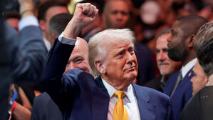 기립박수 속 UFC 찾은 트럼프&hellip;'케네디 아내 외면했나' 설왕설래